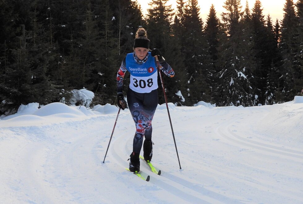 Marianne Byfuglien på vei til 2. plass i Furnesåsen Rundt. (Foto: Stein Arne Negård) 