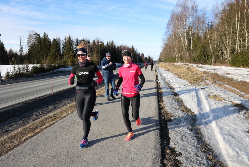 F.v.: Marianne  Steiro Heibø og Lone Nielsen løp Kondisløpets 5-kilometer under Kondis sitt landsmøte 2022
