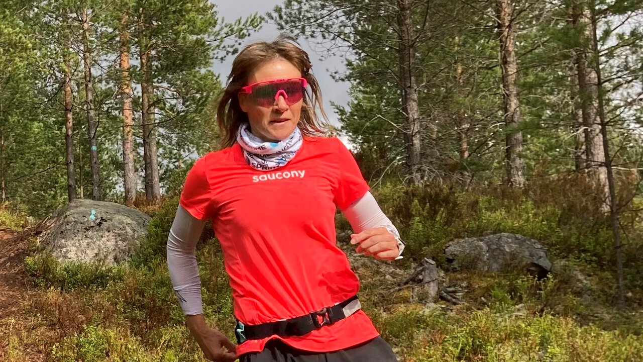 Terrengløperen: Hilde Johansen ser ikke på seg selv som en terrengløper. Likevel er det i slike løp hun har samlet de største opplevelsene. Neste mål nå er å løpe Oslo – Bergen som singelpåmeldt i 2025. (Foto: privat) 