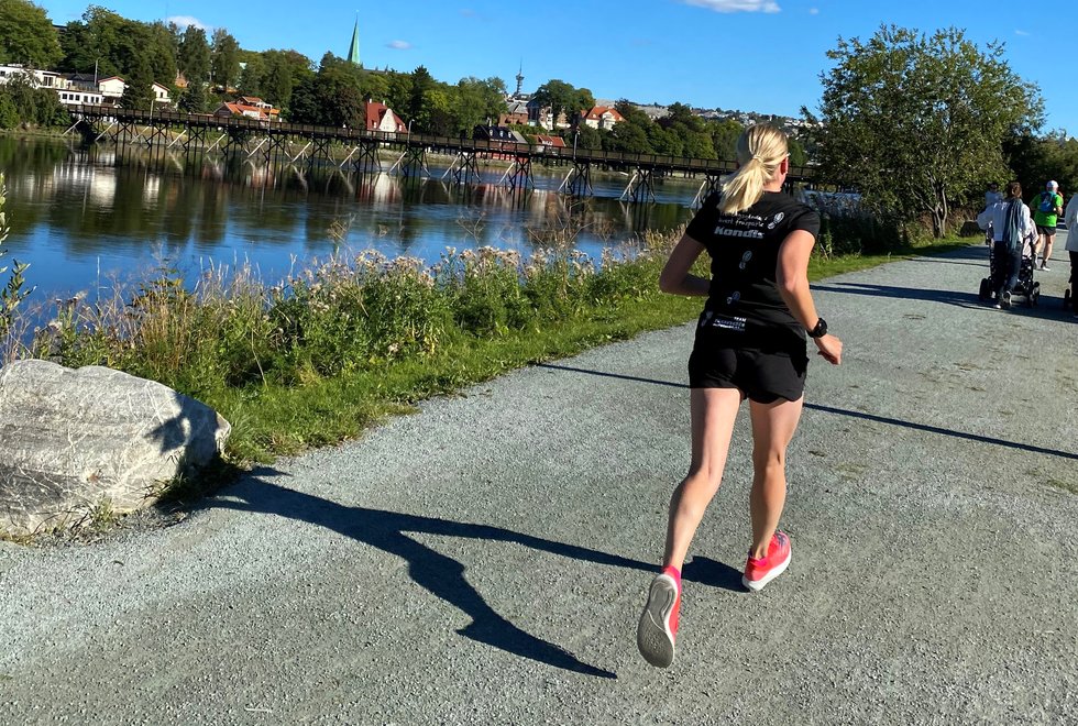 Anne Woldmo løper Trondheim Maraton og Kondistreninga Trondheim stilte opp og støttet