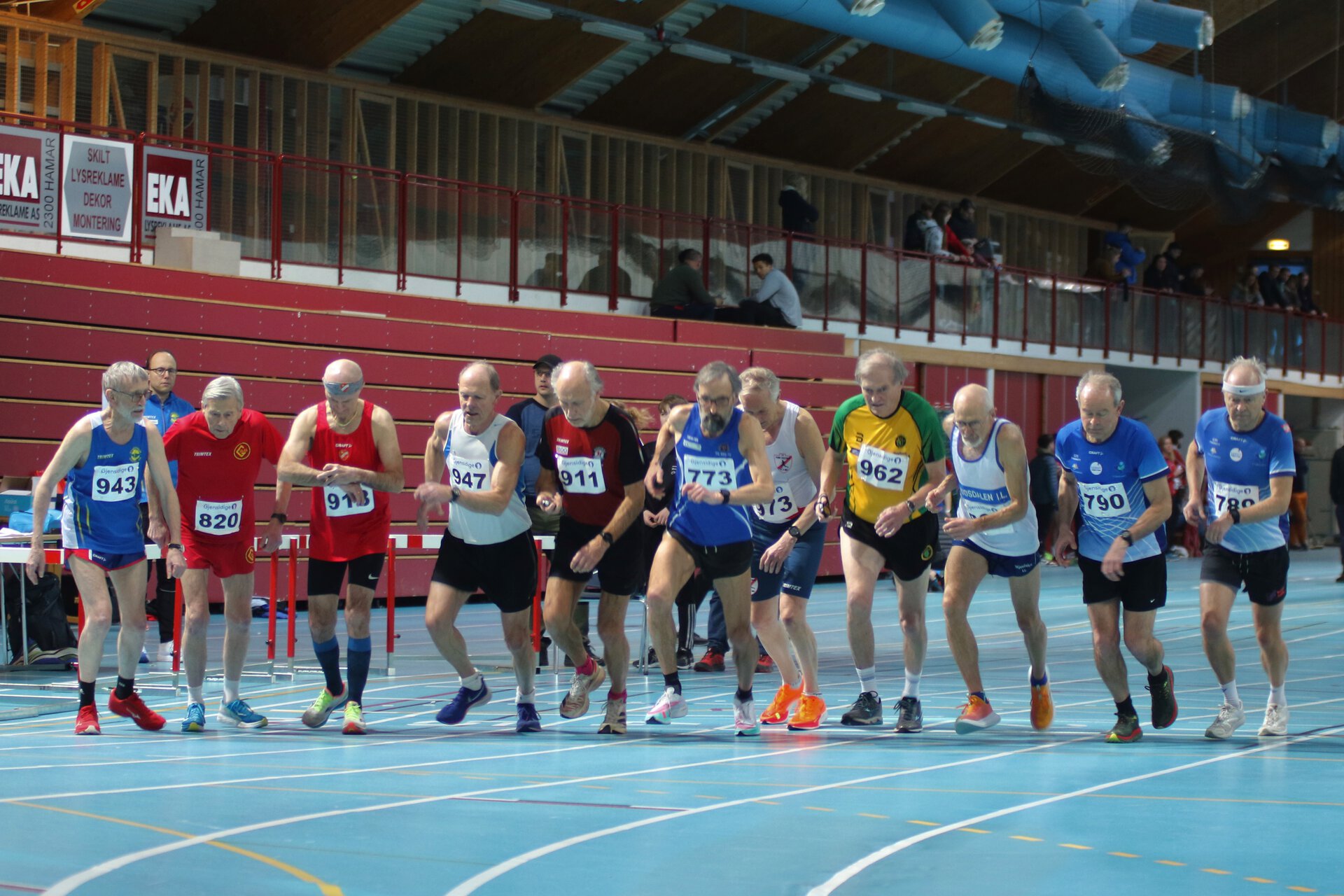 Fra starten på 3000 m i de eldste herreklassene i fjorårets mesterskap i Stangehallen. (Foto: Rolf Bakken)