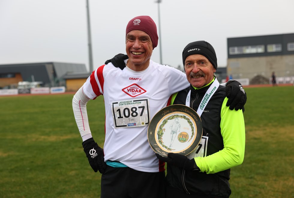 Overrekkelsen: Lars Christen Dørum (t.h) gratuleres med prisen av Kondispresident Tim Bennett etter at den ble overrakt etter målgang på maratondistansen under Jessheim Vintermaraton. (Foto: Marianne Røhme)