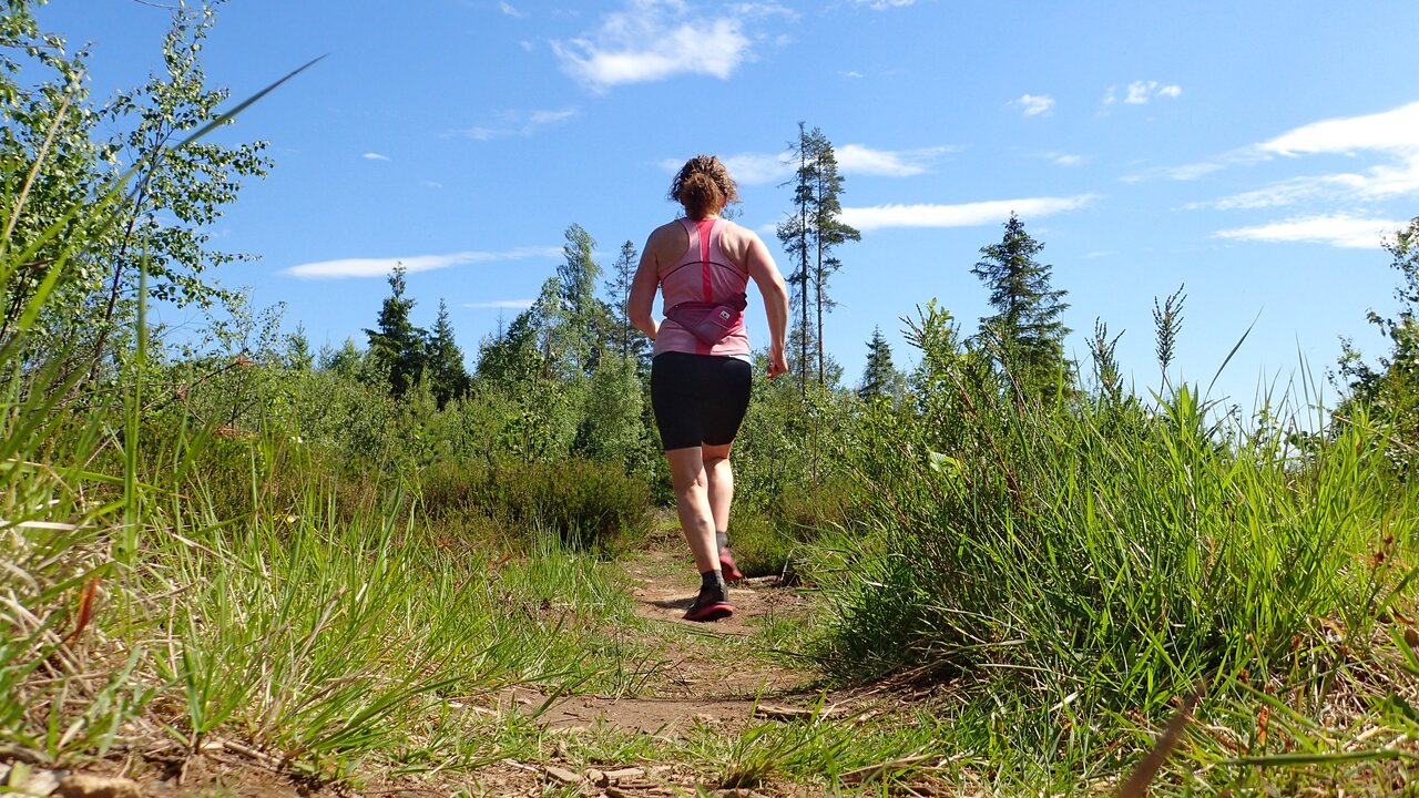 Løpeglede: Marianne Røhme liker godt å løpe i skogene i Ullensaker. (Foto: Marianne Røhme)