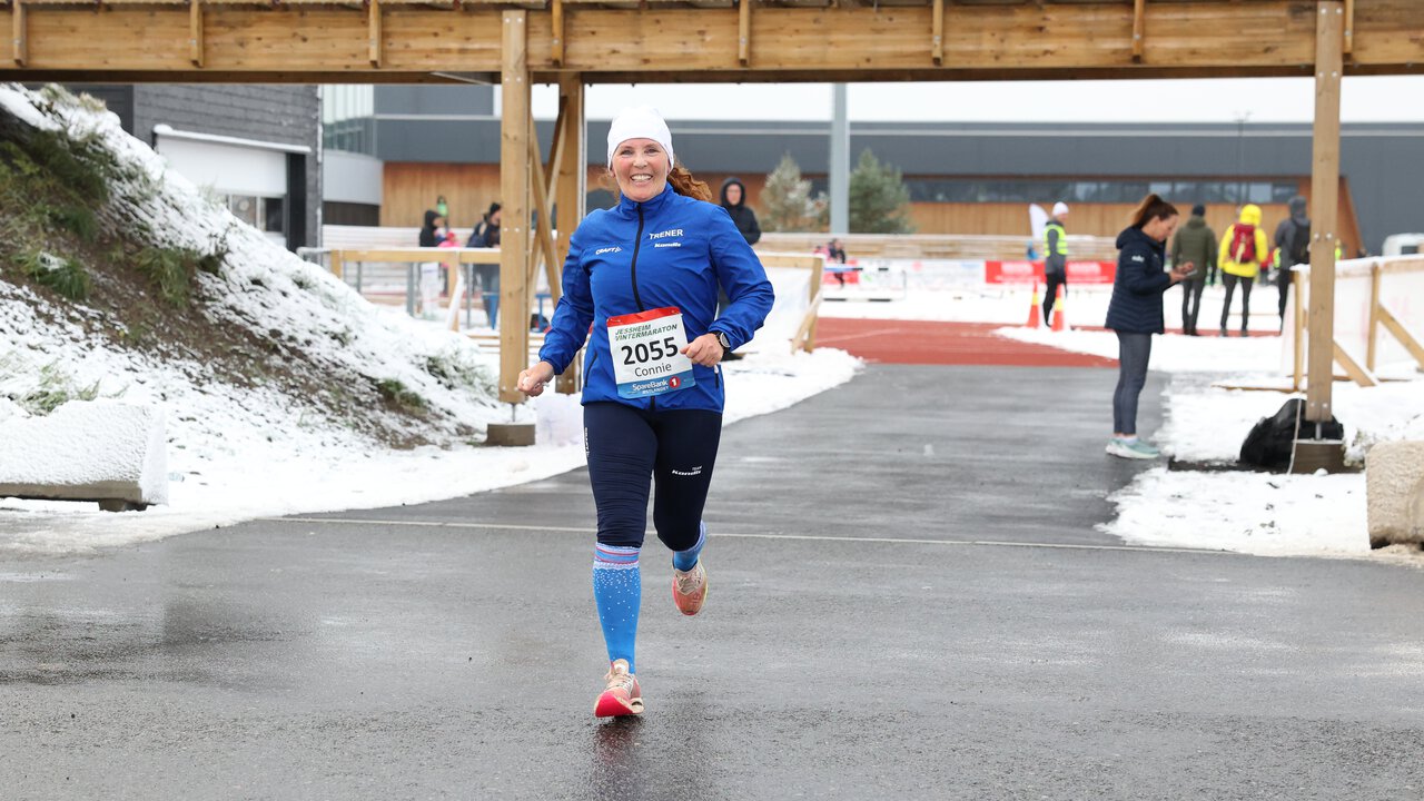 Connie Schneider er trener på Kondistreninga Kongsberg og løp halvmaraton under Jessheim Vintermaraton 2023