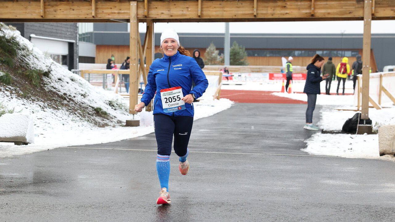 Gleder seg: Connie Schneider har stor glede av å delta i løp selv om hun ikke pryder toppen av resultatlistene. Her fra halvmaraton under Jessheim Vintermaraton 2023. (Foto: Marianne Røhme)