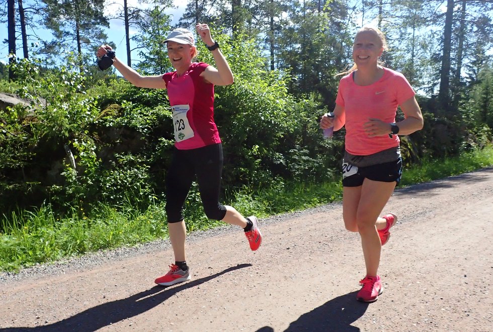 Helen Rist (t.v)  og Linda Sørfjord Nordmarka Skogsmaraton 2019