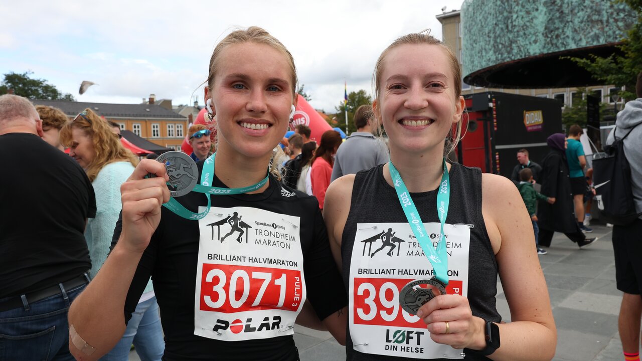 Christina Forstrønen Bruarøy (t.v) og Hanna Sofie Dall etter halvmaraton i Trondheim Maraton 2023