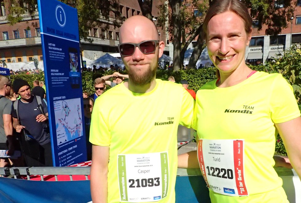 Casper Bergmann Henriksen og Turid StÃ¸a Bergmann lÃ¸p for Team Kondis under Oslo Maraton 2019