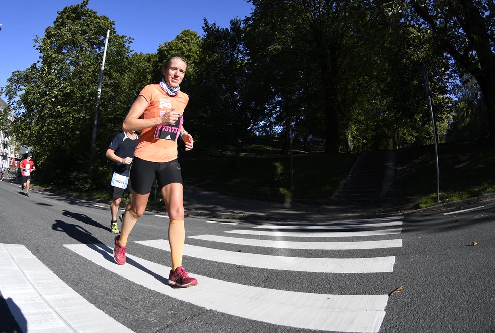 Glad løper: Guro Skjeggerud liker å løpe og jo lengre jo bedre. her fra trippelen i Oslo Maraton 2017. Foto: Bjørn Johannessen