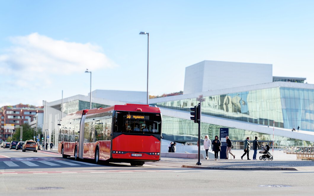 Buss 30 til Nydalen kjører  med Operaen i bakgrunnen. Oslo. Foto.