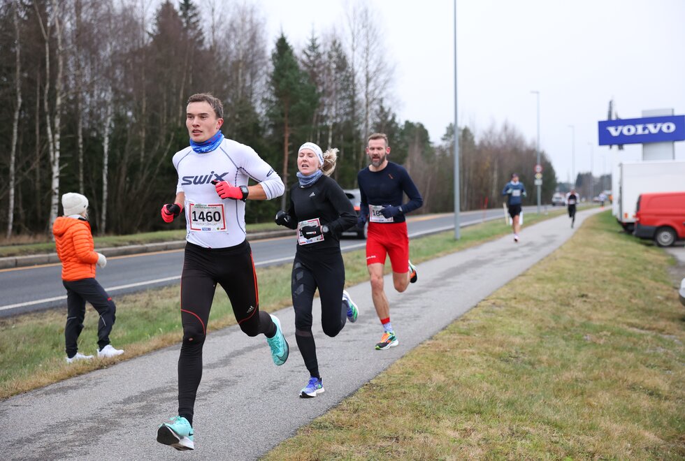 Tre gode prestasjoner: Victor Samuel Synnestvedt, Astrid Brathaug Sørset, og Jørgen Korum under Jessheim  Vintermaraton 2021. (Foto: Marianne Røhme)