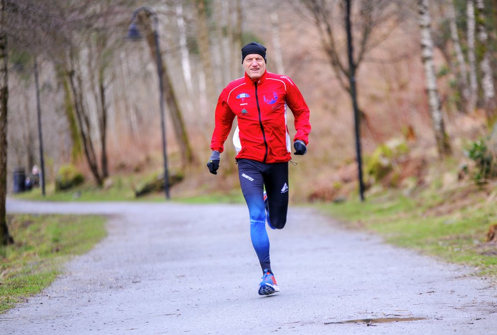 Allsidig: Ivar Andreas Sandø løper alt fra 800 meters baneløp i veteranmesterskap til helmaraton, og setter stor pris på den gleden løpemiljøet gir ham. (Foto: Arne Dag Myking)