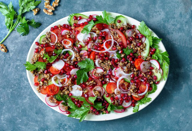 Agurk-og tomatsalat med valnøttdressing