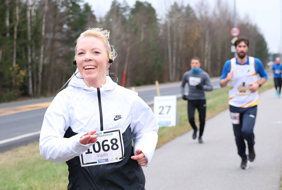 Dobbltvinner: Vigdis Gabrielsen Sandø vant både 5-kilometeren og maratondistansen i Kondisløpet Høst 2021. Her er hun fotografert i Jessheim Vintermaraton i november. (Foto: Marianne Røhme)