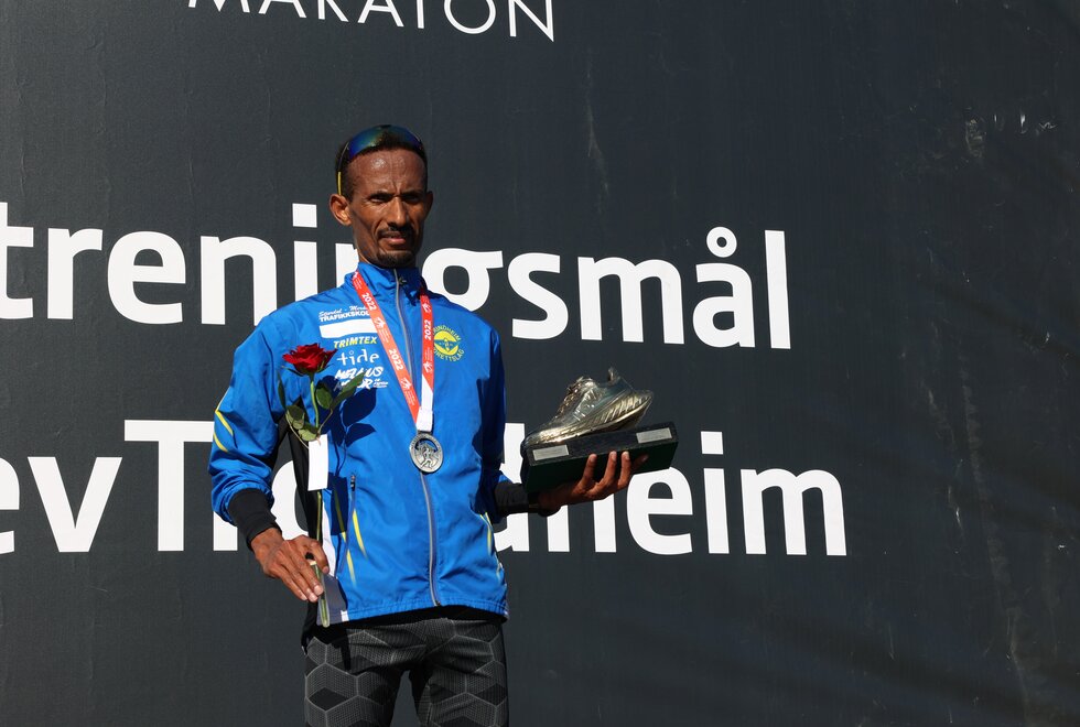 Ebrahim Abdulaziz fikk utdelt gullskoen som fjorårets beste veteranløp etter halvmaraton i Trondheim Maraton i år. (Foto: Marianne Røhme)