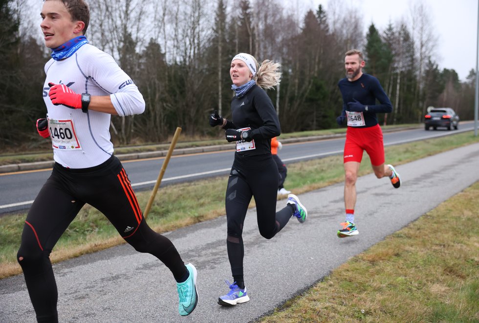 Trekløveren: Victor Samuel Synnestvedt (fremst), Astrid Brathaug Sørset, og Jørgen Korum løp sammen store deler av halvmaraton under  Jessheim Vintermaraton 2021. (Foto: Marianne Røhme)