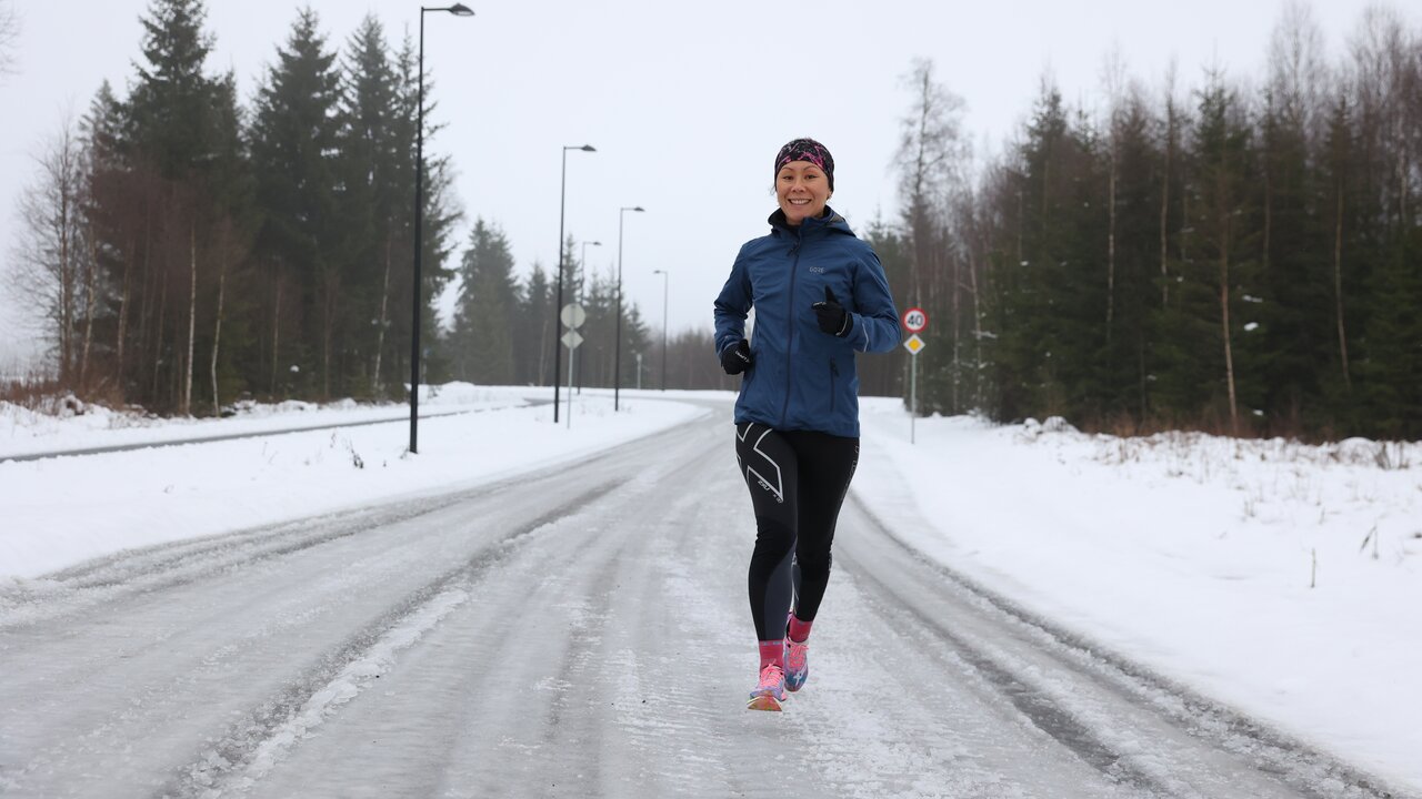 Helen Bruus Green samler kilometer på Jessheim i forbindelse med Oslo Maraton sin adventskalender. (Foto: Marianne Røhme)