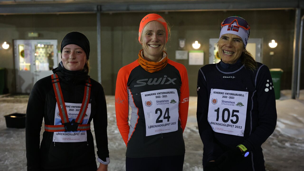 F.v: Ingvild Kjus kom på andreplass , Tone Fløttum vant, mens Dorte Foss kom på tredjeplass under Vinterkarusellen Romerike 29. desember 2022