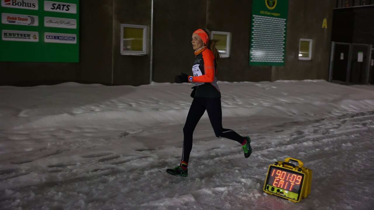 Tone Fløttum løper i mål som beste kvinne under Vinterkarusellen Romerike på Jessheim 5. juledag. (Foto: Marianne Røhme)