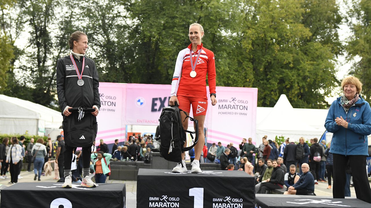 NM-mester: F.v. Siri Schøne Ness sammen med Kristin Waaktaar Opland under premieutdelingen etter målgang på maratondistansen i NM. (Foro: Bjørn Johannessen)