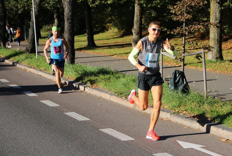 Andreas Grøgaard mener mange kan ha stort utbytte av å legge inn en motbakkeøkt i treninga. Her er han avfotografert under Oslo Maraton 2019. (Foto: Runar Gilberg)