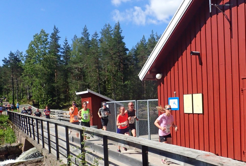 Sofie Hjorth (fremst) ble tredje beste kvinne under Nordmarka Skogsmaraton 2019