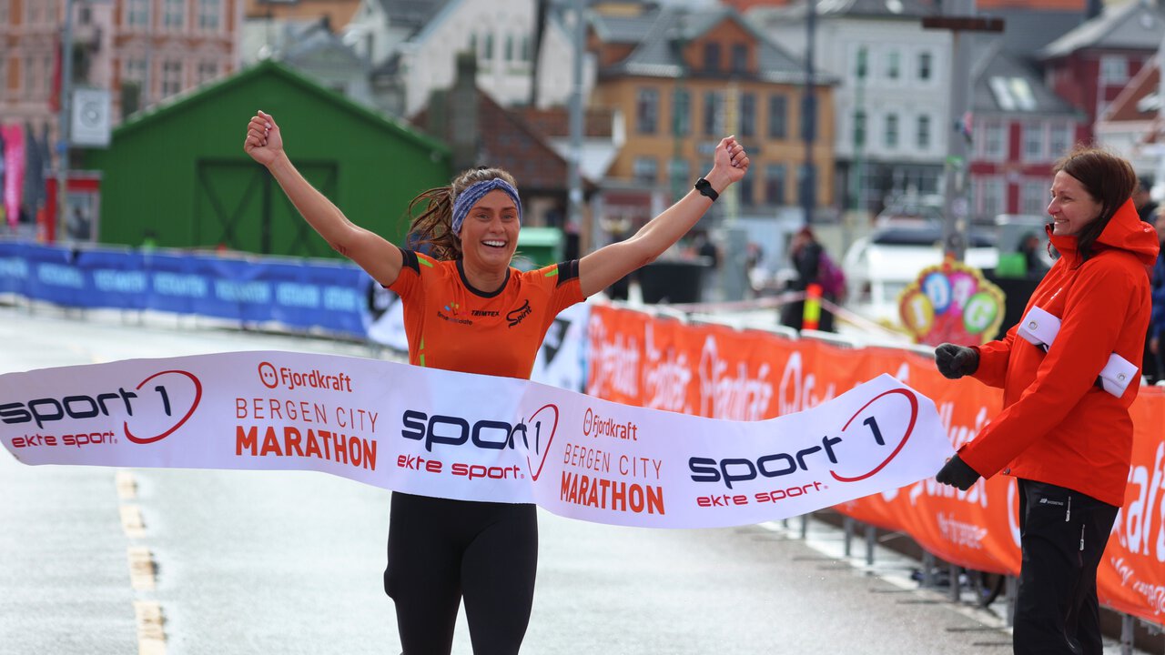 Vinner: Helena Hope overrasket seg selv med å vinne Bergen City Marathon i 2023. I år stiller hun igjen til start. Denne gangen på halvmaraton. (Foto: Arne Dag Myking)