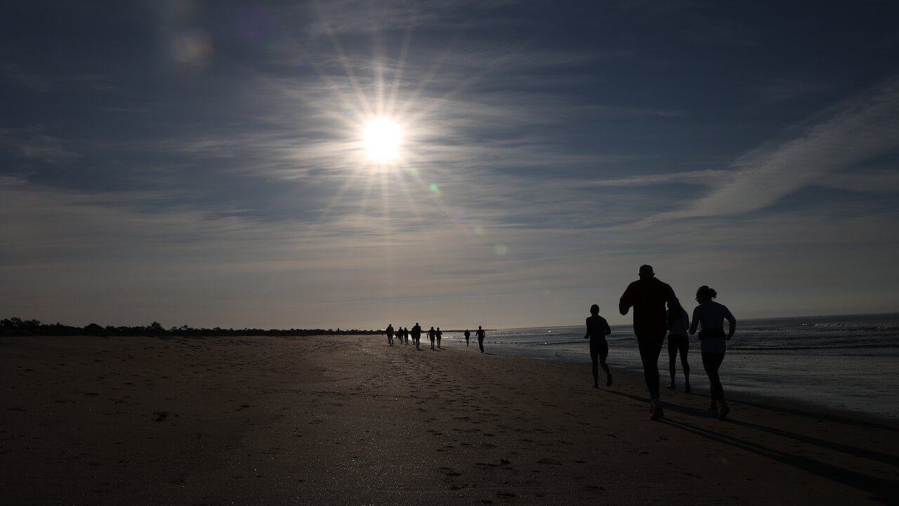 Morgenjogg på stranda på Kondistur til Portugal med Springtime i mars 2023