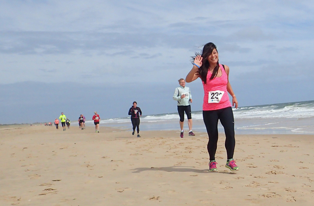 Gjette tiden: Her løper Jeanette et løp der vinneren er den som på forhånd er flinkest til å gjette hvor fort vedkommende vil løpe 3 km på stranda under Kondis sin treningsleir med Springtime i Monte Gordo i Portugal. Foto: Marianne Røhme