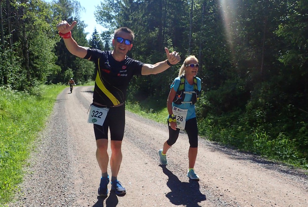Fellesskap: Mange finner et godt fellesskap i Kondis. Her er det Kondismedlem Knut Bøvre som løper Nordmarka Skogsmaraton sammen med Jeanette Aurdal Aarstad. (Foto: Marianne Røhme)