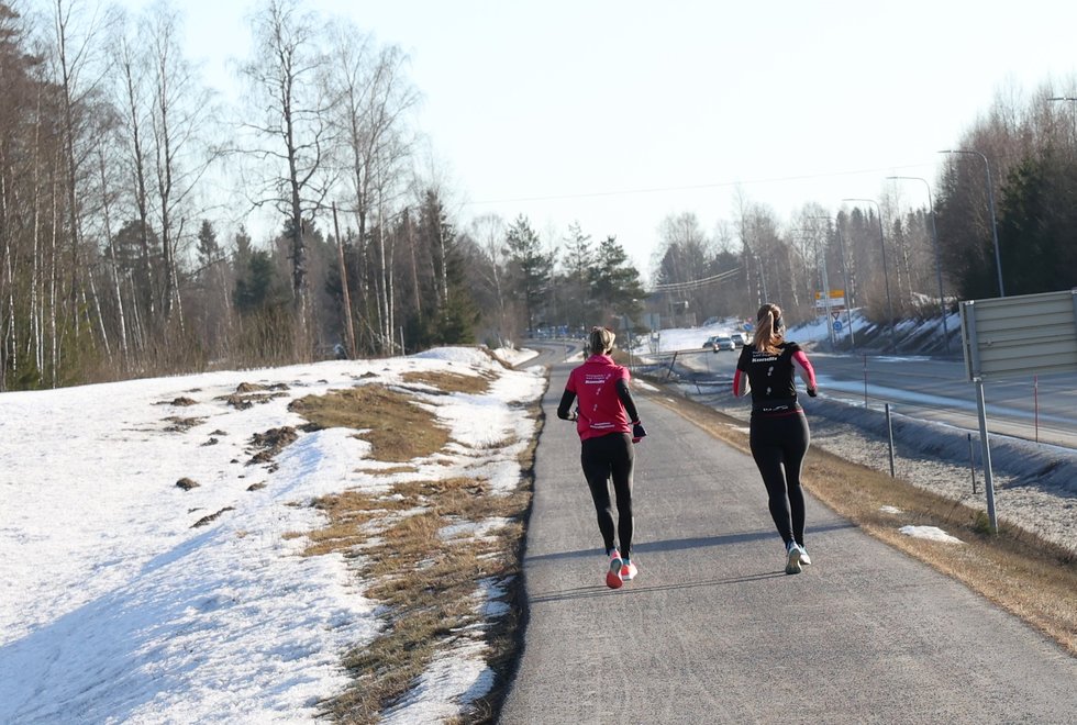 F.v.: Lone Nielsen og Marianne Steiro Heibø under Kondisløpet som ble arrangert i forbindelse  med Kondis sitt landsmøte. Lone ble trukket ut som vinner av et par Hoka løpesko etter deltakelsen. (Foto: Marianne Røhme)