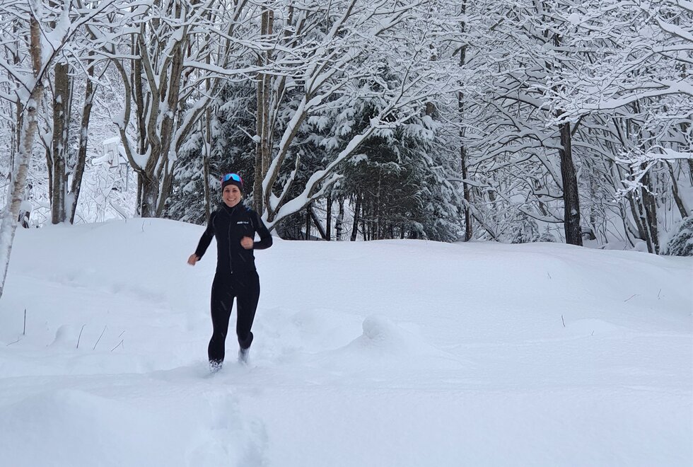 Kristin Waaktaar Opland tar gjerne en løpetur i dyp snø for å få opp pulsen. (Foto: Privat)
