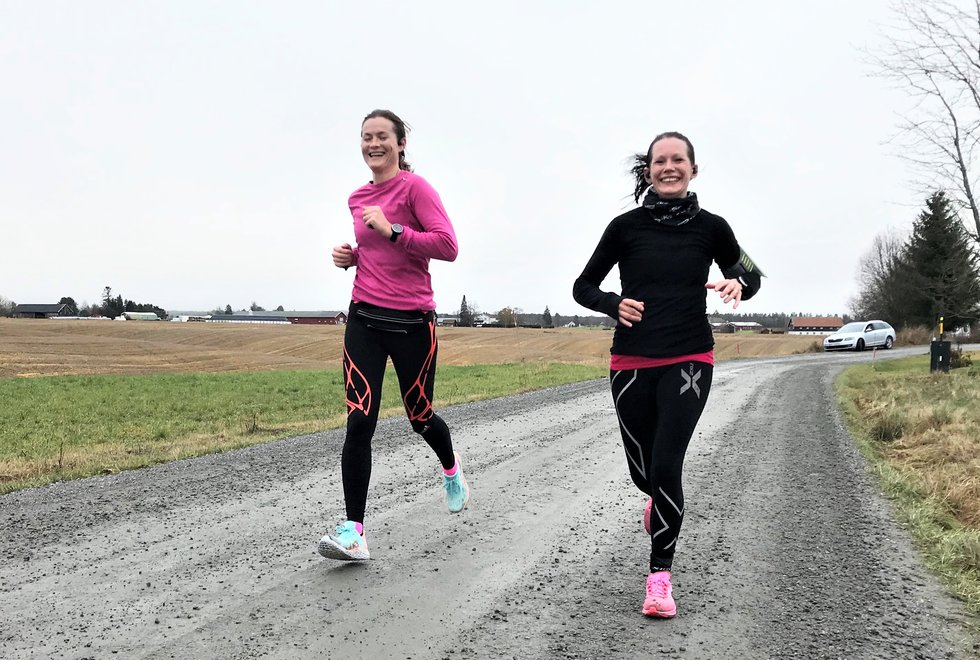 Drømmen: Sofiia Granheim elsker å løpe. Drømmen er å løpe Spartathlon en gang. Dette er et løp på 246 kilometer som går på asfalt fra Aten til Sparta. Her løper hun Kondisløpet under Kondistreninga Årnes sin løpelørdag i august i fjor sammen med Annette Velde Sande (t.v). (Foto: Marianne Røhme)