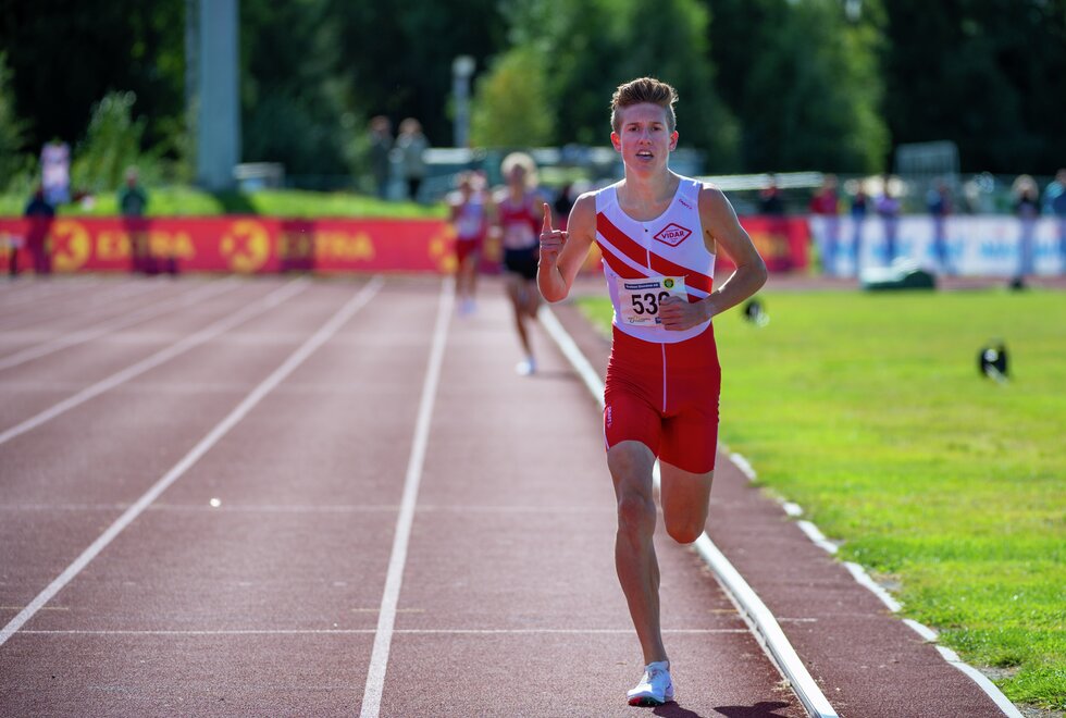 Andreas Fjeld Halvorsen stod for kveldens prestasjon, og senket Jakob Ingebrigtsens aldersrekord på 3000 meter! Her fra UM i fjor. (Foto: Samuel Hafsahl)