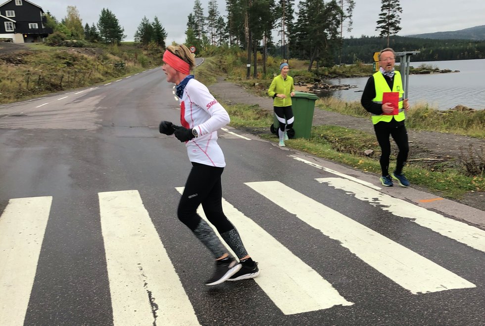 Lise Wirstad Dynna leder an ved vending etter 5 km, Åge Lindahl og Katinka Yri følger tett etter under 10 km september 2020 gjennomført av Kondistrenigna Harestua