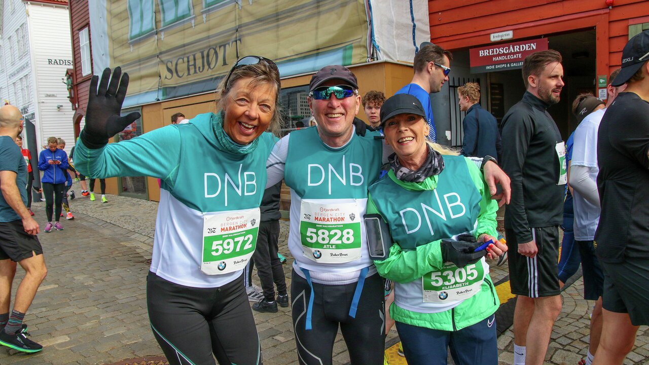 Sosialt: Det å være med i løp er både moro og sosialt. Her tre som var med i Fjordkraft Bergen City Marathon i 2022. (Foto: Arne Dag Myking)