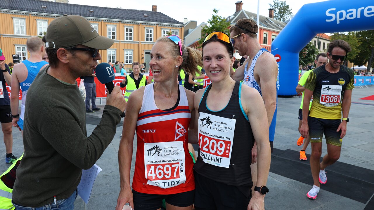 Populære: Kristin Waaktaar Opland (t.v) kom på andreplass, mens Signe Kristine Fikse vant halvmaraton i Trondheim. Her intervjues de av speaker etter målgang. (Foto: Marianne Røhme)Halvmaraton i Trondheim Maraton 2023
