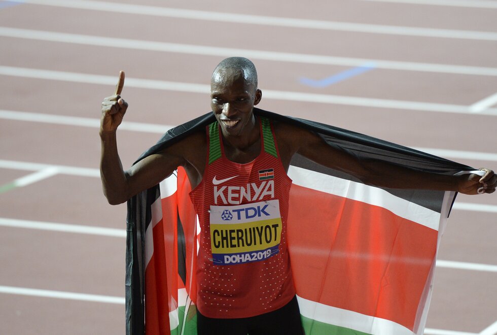 Timothy Cheruiyot etter gullet på 1500 meter i VM friidrett i Doha (2019). Nå er han mest sannsynlig ute fra OL 2021. Foto: Bjørn Johannessen