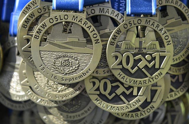 Flotte medaljer: Det venter også en flott deltakermedalje for de som fullfører en av distansene til neste års Oslo Maraton. Dette er årets medalje. Foto: Kondis/Bjørn Johannessen