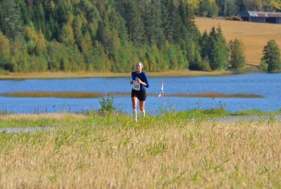 Ida Slorafoss ved idylliske Dølisjøen i fjorårets løp. (Foto: Janne  Slorafoss)