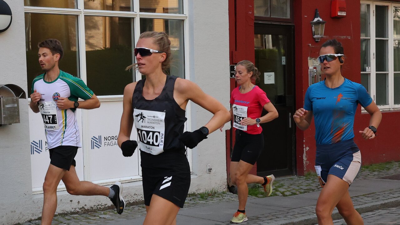 Forsiktig: Kathrine Kvernmo (nr 1040) valgte å starte forsiktig på maratonløpet under Trondheim Maraton 2023. (Foto: Marianne Røhme)