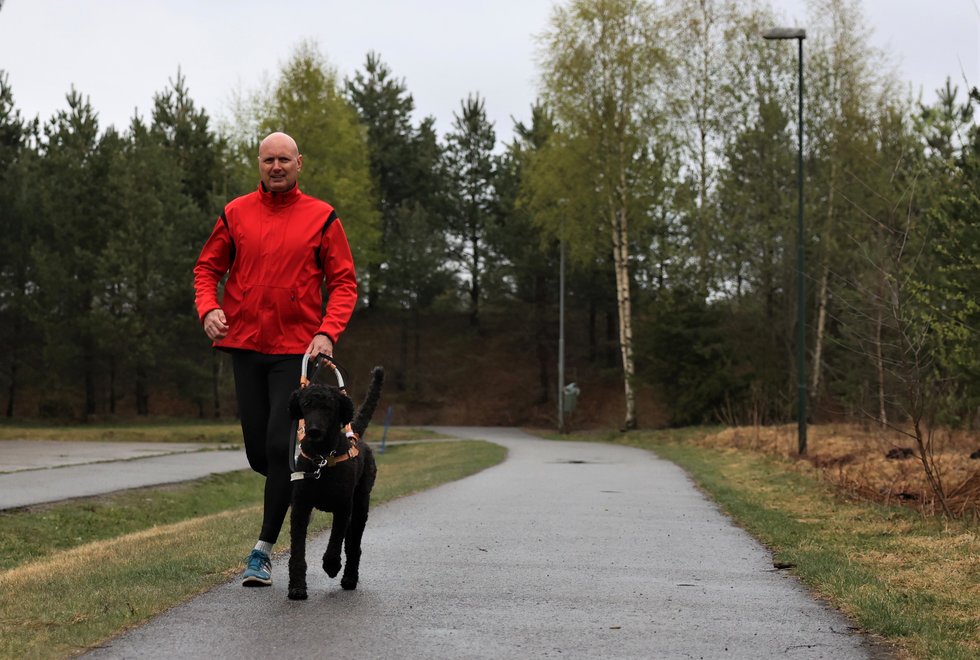 Håkon Gisholt  får hjelp av hunden for å komme seg ut på løpetur. 