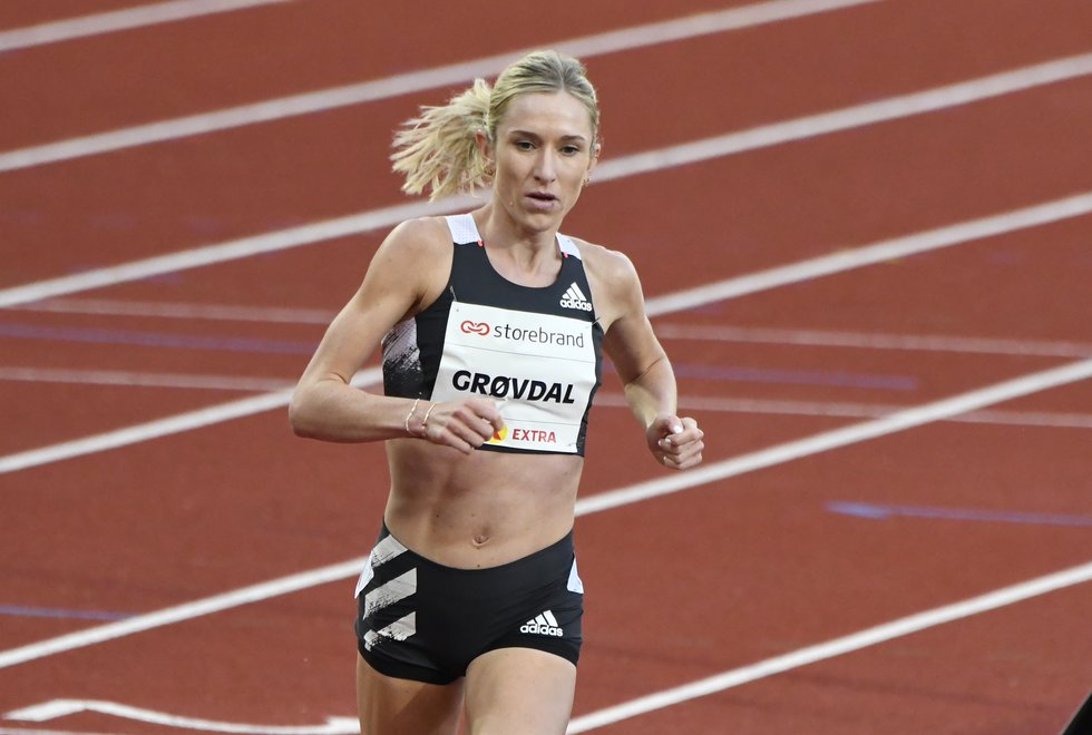 Karoline Bjerkeli Grøvdal løper med lyshare til 31:00 8. mai. Bildet er fra Impossible Games 2020 der hun løp 3000 meter med lyshare. (Foto: Bjørn Johannessen)