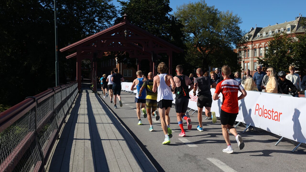 Kvalitetsløpsarrangør: Trondheim Maraton har hatt kvalitetsløpsavtale med Kondis i en årrekke. Her fra Gamle bybro på halvmaraton under Trondheim Maraton 2022. (Foto: Marianne Røhme)