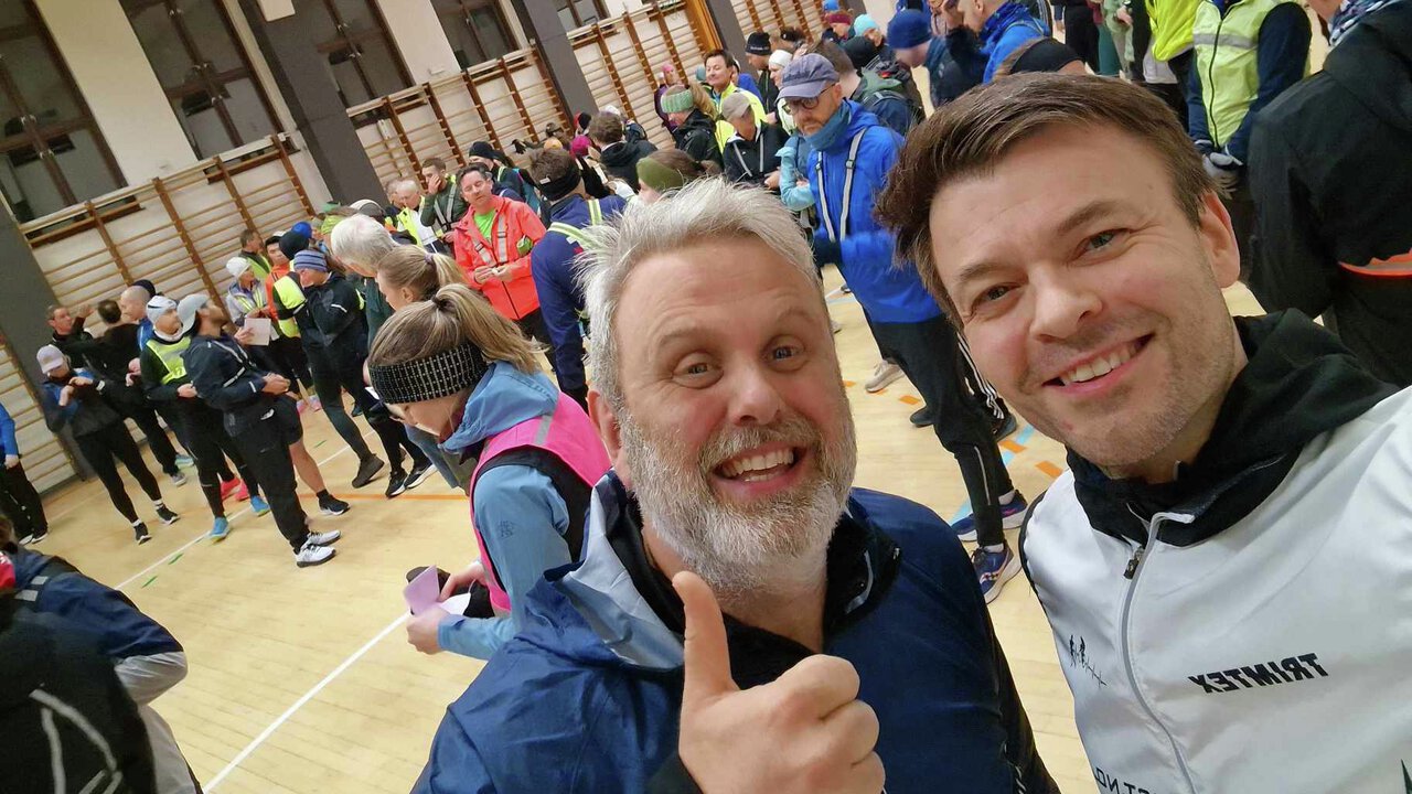 Knut Høibraaten (t.v.) har vært gjennom store endringer etter at han la om livsstilen. Her sammen med fysioterapeut og trener Stig Carlson i forbindelse med en fellestrening med Bergen City Marathon. (Foto: Privat).