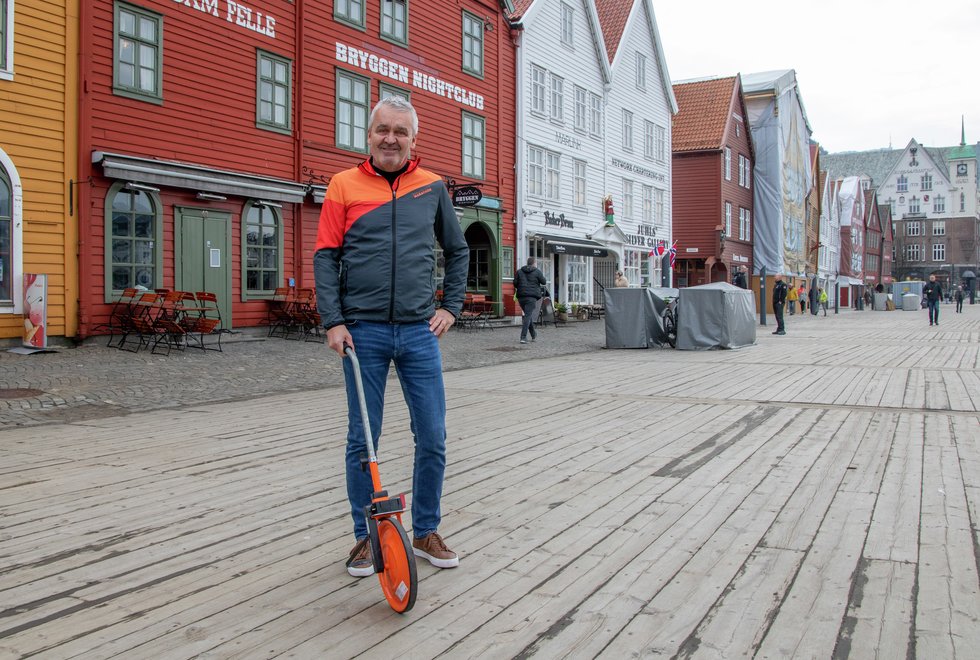 Løypesjef Halfdan Haukeland i Bergen City Marathon har alt under kontroll mot helgen. Her med oppmålingshjulet han bruker hvis han må gjøre endringer i løypen. Helt til slutt blir løypen kontrollmålt med sykkel for å være helt sikker på at den er så lang som den skal være.(Foto: Arne Dag Myking)