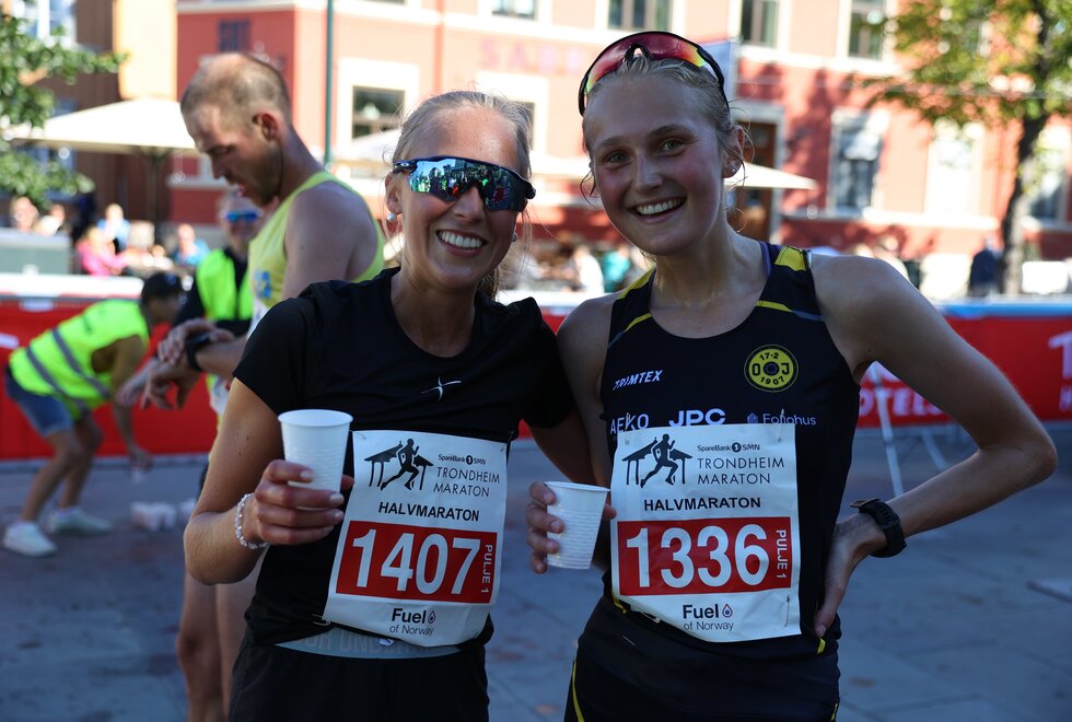 Marte Lien Johnsen (t.v.) og Kristine Meinert Rød etter målgang på halvmaraton. (Foto: Marianne Røhme)halvmaraton under Trondheim Maraton 2022