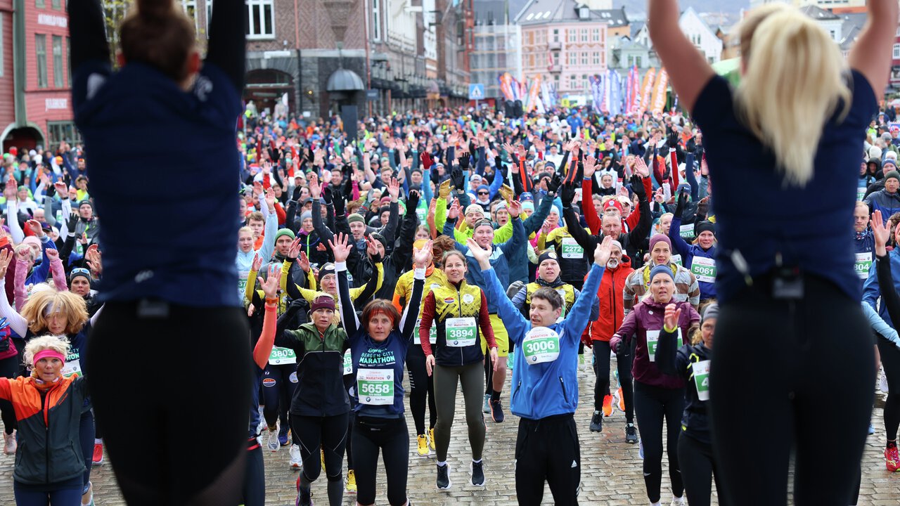Bergen City Marathon 2023, oppvarming på Bryggen.   (Foto: Arne Dag Myking)