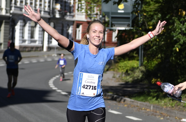 Smilende på vei ned fra St.Hanshaugen i åretsa Oslo Maraton. Foto: Bjørn Johannessen
