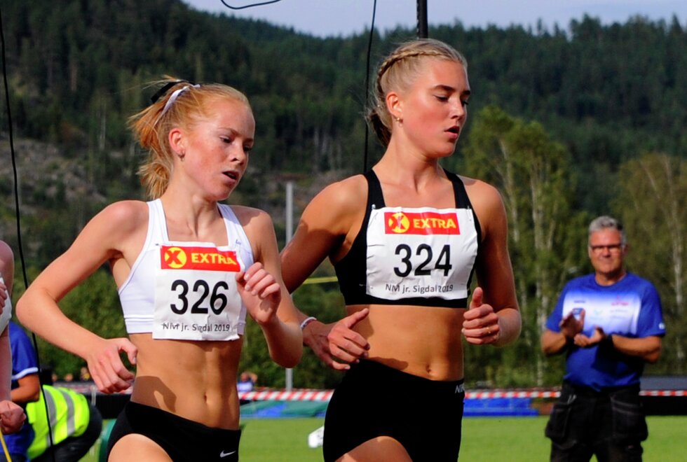 To av Norges utøvere i lag-EM. Ina Halle Haugen (326) og Andrea Modin Engesæth (324). Her fra NM i 2019. Foto:Arne Dag Myking